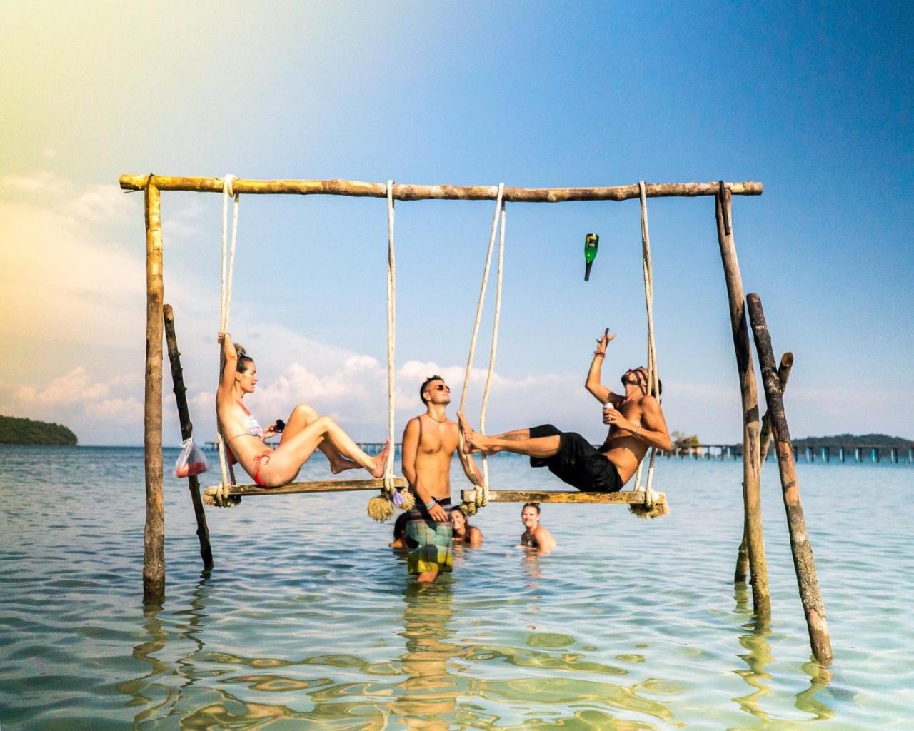 Mad Monkey Koh Rong Samloem Hostel เกาะรงสำลน ภายนอก รูปภาพ